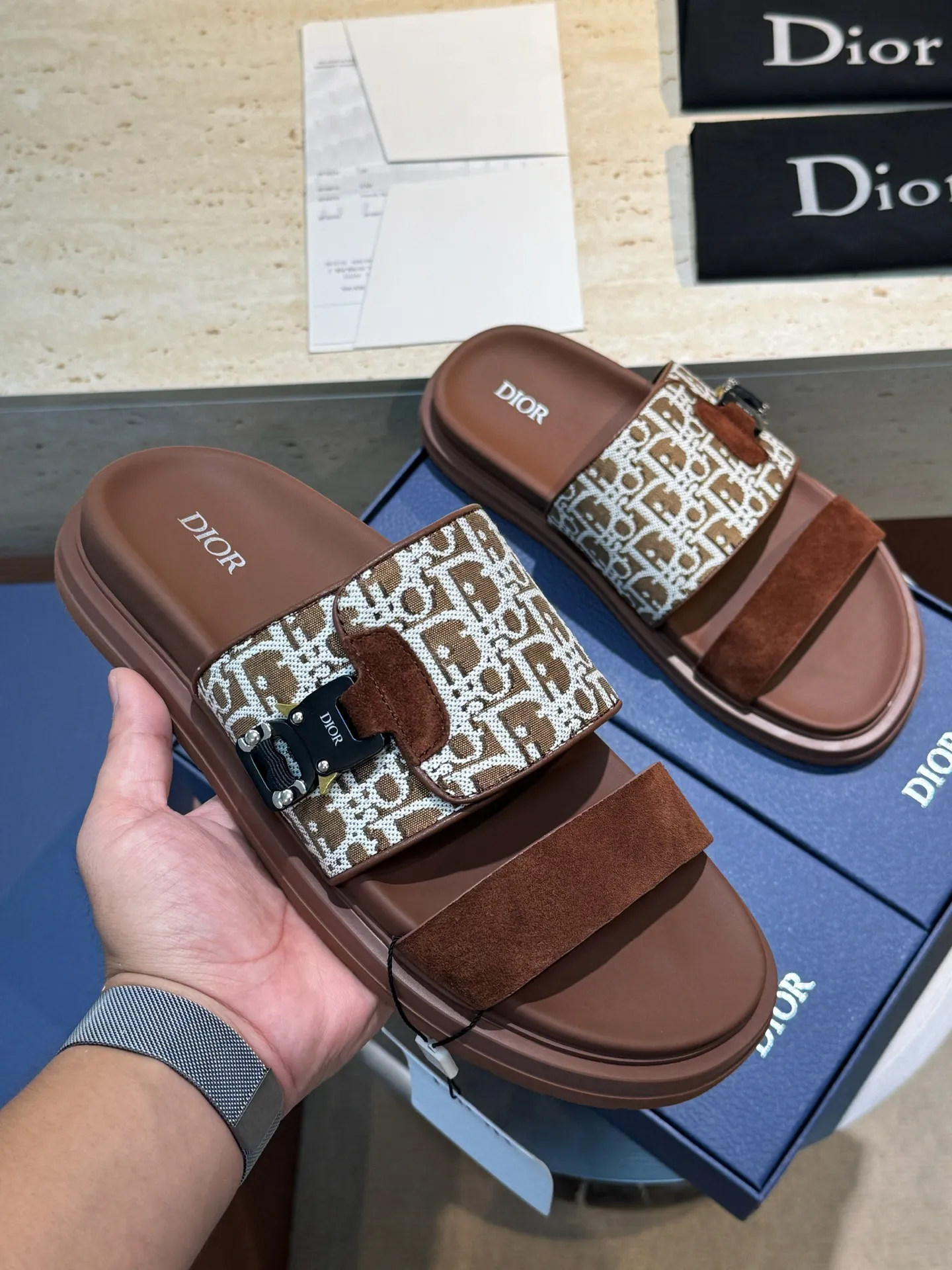 Factory price: 340💰Djia Aqua men's slippers and sandals, Dior's Aqua sandals are elegant and casual. The cross-strap design is reinterpreted in CD Diamond canvas, inspired by the brand's archives. Finished with a branded logo and tonal notch sole, they can be worn easily with shorts or jeans for a sophisticated look. Cowhide spliced ​​canvas + cowhide lining + rubber outsole Size: 39-44 (38 45 customized)